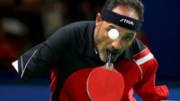 Atlet tenis meja putra Mesir, Ibrahim Hamadtou, bertanding di nomor tunggal putra Kelas 6 Grup D Paralimpiade Rio 2016 di Riocentro Pavillion 3, Rio de Janeiro, Brasil, (9/9/2016). (Reuters/Pilar OLivares)