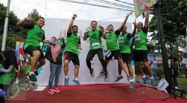 Wali Kota Bogor Bima Arya Sugiarto (tengah) berfoto bersama peserta usai mengikuti Bogor Heritage Run 2016, Minggu (25/9). Bertema Lari dan Berdonasi, peserta diajak ikut peduli pada pelestarian situs-situs bersejarah di Bogor. (Liputan6.com/Helmi Afandi)