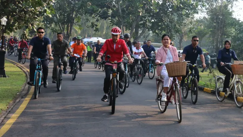 Presiden Joko Widodo atau Jokowi ditemani Ibu Negara Iriana mengunjungi kawasan Candi Borobudur Kabupaten Magelang, Yogyakarta, Jumat (30/8/2019).