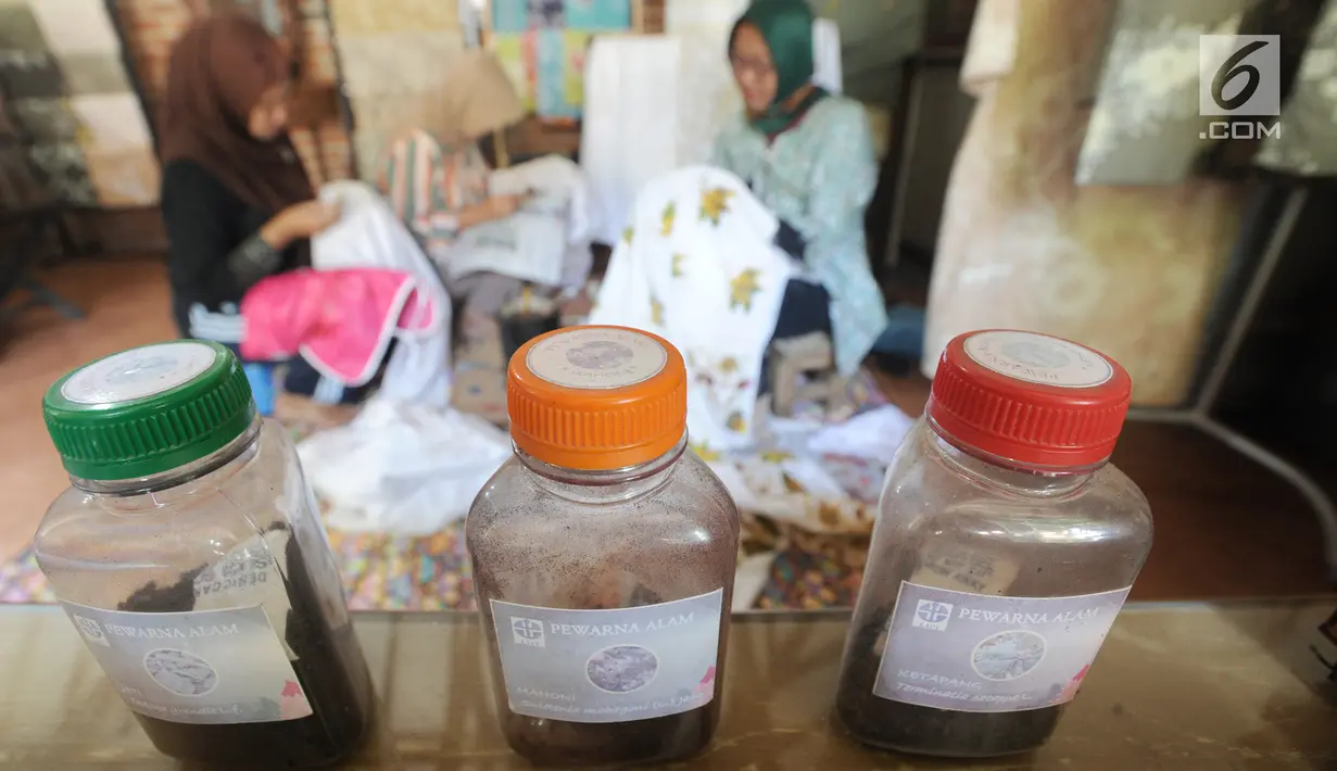 Pewarna alami buatan sendiri untuk membuat batik terlihat di Kampung Batik Cibuluh, Bogor, Selasa (27/8/2019).  50 ibu-ibu mengikuti permberdayaan ekonomi keluarga dengan membatik sejak 2 tahun terakhir, dimana setiap ibu rata-rata dapat menyumbang 3-4 juta bagi keluarganya.(merdeka.com/Arie Basuki)