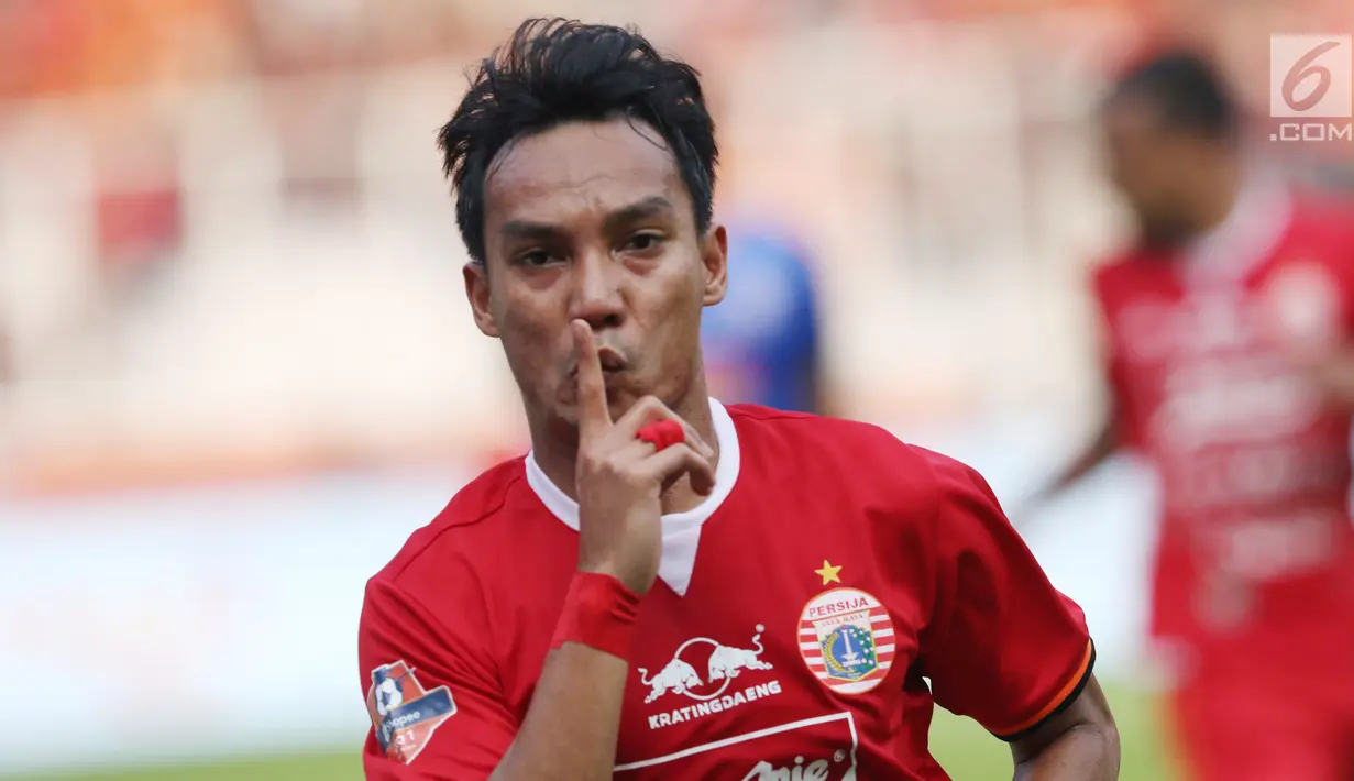 Pemain tengah Persija, Novri Setiawan merayakan gol ke gawang Arema FC pada lanjutan Shopee Liga 1 Indonesia 2019 di Stadion Gelora Bung Karno, Jakarta, Sabtu (3/8/2019). Laga berakhir imbang 2-2. (Liputan6.com/Helmi Fithriansyah)
