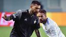 Pemain Sheriff Tiraspol, Dimitrios Kolovos (kanan) berebut bola dengan pemain Real Madrid, Dani Carvajal pada laga Liga Champions 2021/2022 di Sheriff Stadium, Tiraspol, 24 November 2021. (AFP/Sergei Gapon)