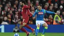 Gelandang Liverpool, Mohamed Salah, berusaha melewati bek Napoli, Mario Rui, pada laga Liga Champions di Stadion Anfield, Liverpool, Selasa (11/12). Liverpool menang 1-0 atas Napoli. (AFP/Paul Ellis)