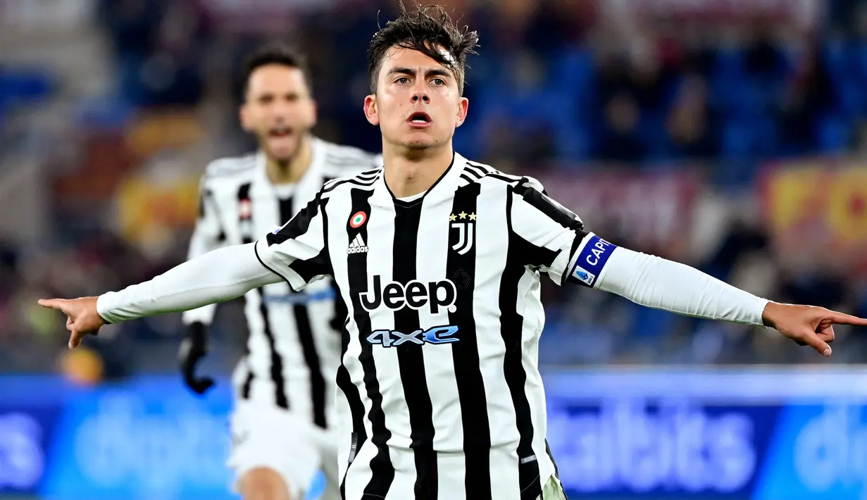 Paulo Dybala. Striker Argentina berusia 28 tahun yang kini memasuki musim ke-7 bersama Juventus ini menjadi top skor klub di dua musim Liga Italia, 2015/2016 dan 2017/2018. Ia mampu mencetak 19 gol dan 22 gol di dua musim tersebut. Musim 2021/2022 ini ia memimpin dengan 7 gol. (AFP/Alberto Pizzoli)