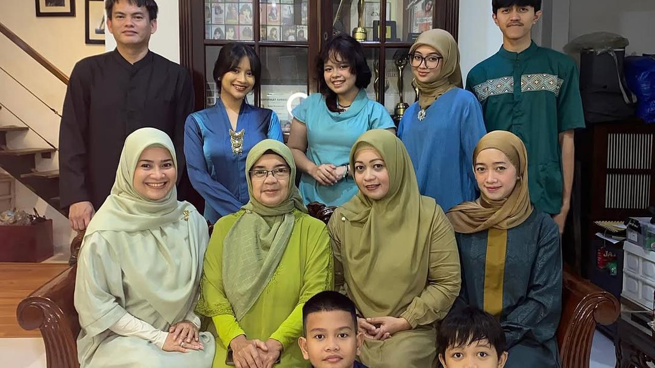 7 Potret Rumah Tangga Harmonis Ikke Nurjanah dan Suami yang Usianya Lebih Muda, Rayakan Lebaran Bareng Keluarga