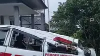 Ambulans Bawa Pasien Ringsek Tertimpa Pohon Tumbang di Sukabumi