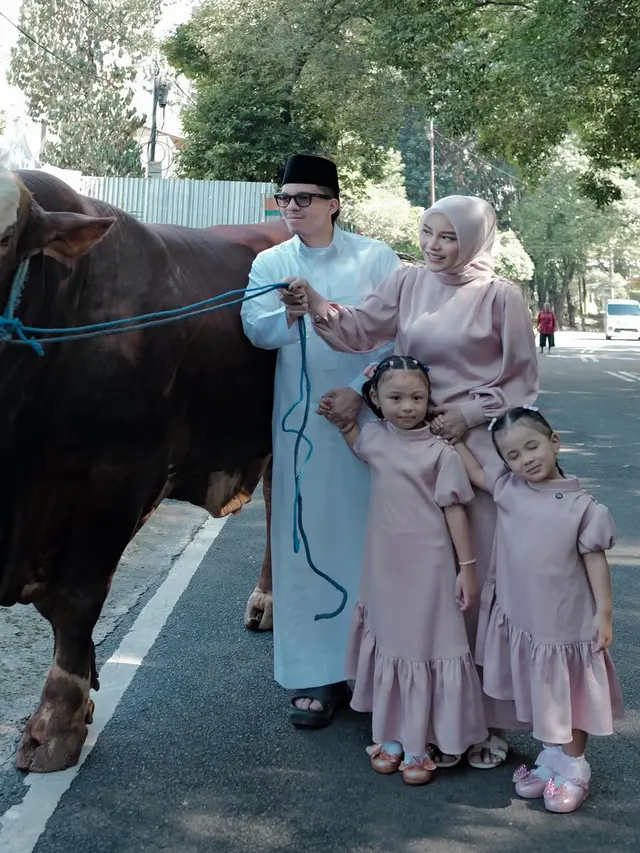 Aurel Hermansyah Berfoto Bersama Sapi Kurban Mereka saat Iduladha 2026. [@aurelie.hermansyah]