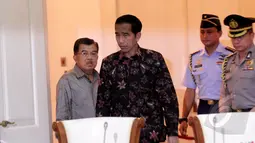 Presiden Joko Widodo didampingi Wakil Presiden Jusuf Kalla saat akan memimpin rapat bersama pimpinan Badan Umum Milik Negara (BUMN) di Istana Bogor, Jawa Barat, Senin (16/2/2015). (Liputan6.com/Faizal Fanani)