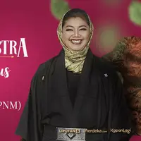 Fashion Designer Novita Yunus menceritakan awal mula dirinya mencintai batik. Berawal dari kebiasaan sederhana melihat sang ibu berkecimpung di dunia Batik
dan akhirnya membuat Novita jatuh cinta. Kini, ia pun yang bergelut dengan Batik di
kesehari...