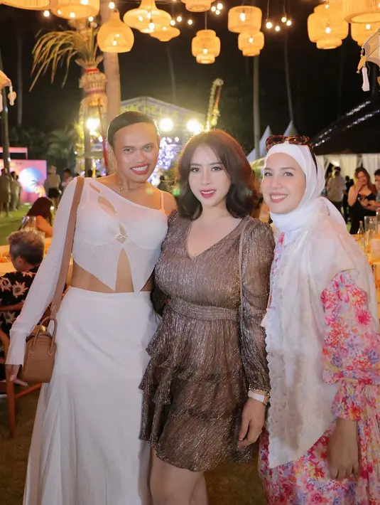 Tya Ariestya tampil fresh memadukan floral dress dengan vest dan hijab putih. [Instagram/maharanikemala]