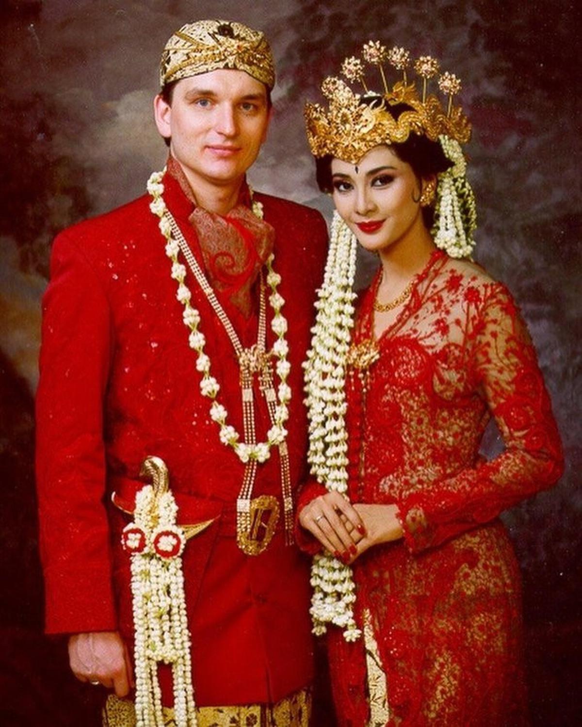 5 Potret Pernikahan Lawas Artis, Tetap Harmonis Puluhan Tahun
