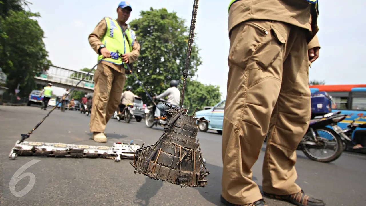 20151106-Aksi Tim Saber Sapu Ranjau Paku di Jalanan-Jakarta