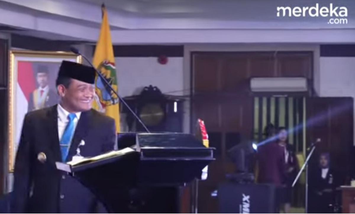 Gaya Kocak Gubernur Jateng Ahmad Luthfi Pakai Peci