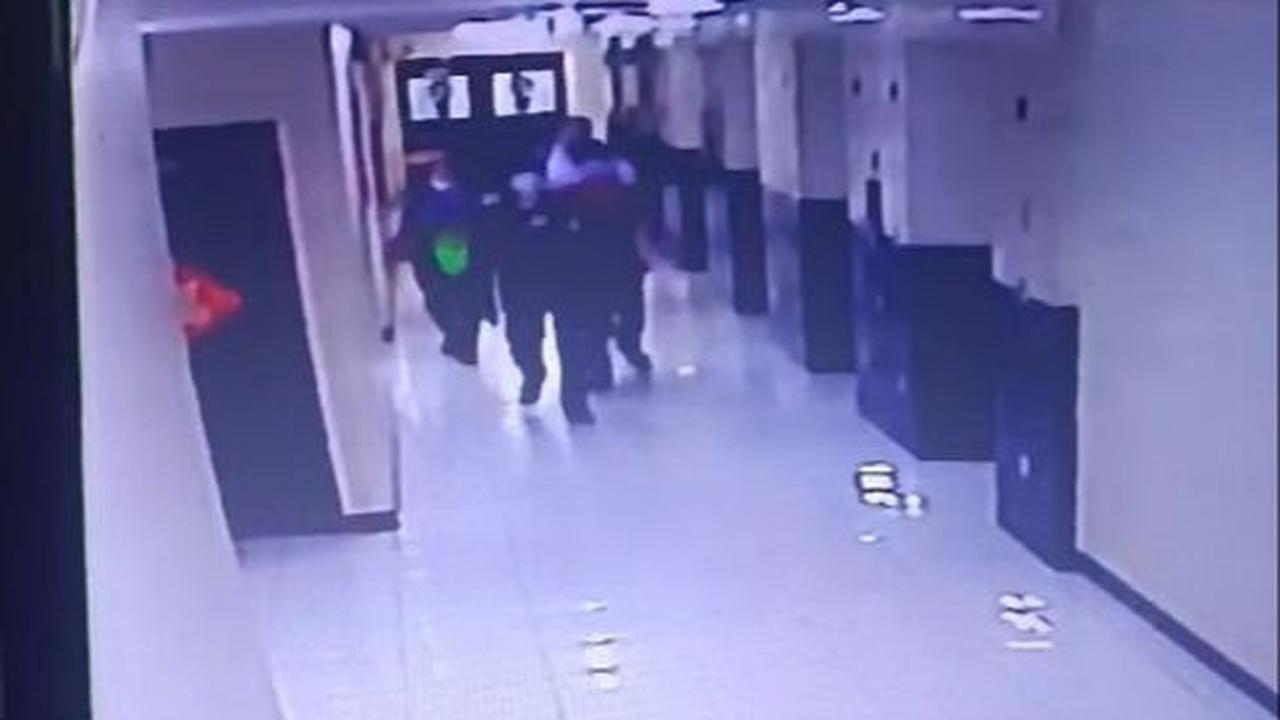 Polisi belum bisa membahasnya lebih jauh. Alasannya, karena telepon genggam milik satu keluarga sebagai barang bukti penyelidikan rusak.