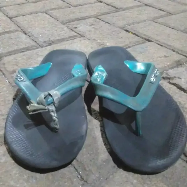 6 Cara Orang Akali Sandal Jepit Putus Ini Kocak, Solusi Bisa Kembali Dipakai