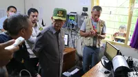 Gubernur Bali Made Mangku Pastika mendengarkan penjelasan di Pos Pengamatan Gunung Api Agung, Kabupaten Karangasem, Senin (27/11). Gubernur Bali memastikan pemerintah akan membantu mereka yang terdampak letusan Gunung Agung. (Liputan6.com/Andi Jatmiko)