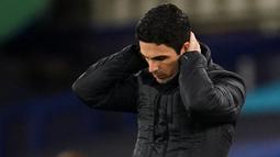 ARSENAL SEMAKIN TERPURUK DI KLASEMEN LIGA INGGRIS: Pelatih Arsenal, Mikel Arteta, tertunduk usai tim asuhnya menelan kekalahan di kandang Everton (19/12/2020). Posisi Arsenal semakin terpuruk akibat belum pernah menang di liga laga terakhirnya. (AFP/Jon Super/pool)