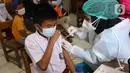 Seorang siswa saat disuntik vaksin COVID-19 Pfizer di SDN Panunggangan 5, Pinang, Kota Tangerang, Selasa (19/10/2021).  Pelaksanaan vaksinasi untuk pelajar usia 12 tahun ini dilakukan dalam rangka persiapan pelaksanaan pembelajaran tatap muka (PTM). (Liputan6.com/Angga Yuniar)
