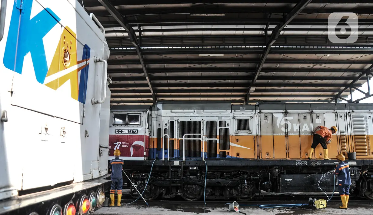 Petugas saat mencuci lokomotif kereta jarak jauh di Depo KA Cipinang, Jakarta Timur, Selasa (6/9/2022). Perawatan rutin itu terdiri atas tiga kategori antara lain pemeriksaan harian, bulanan, dan tahunan. (merdeka.com/Iqbal S Nugroho)