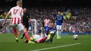 Wayne Rooney saat berebut bola dengan pemain Stoke City, Darren Fletcher (2kiri) pada laga perdana Premier League 2017-2018 di Goodison Park, Liverpool (12/8/2017). Everton menang 1-0. (AFP/Oli Scarff)