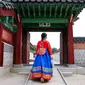 Turis mengenakan gaun tradisional Hanbok saat berkunjung ke Istana Gyeongbokgung di Seoul, Korea Selatan, 2 November 2019. Seoul, ibu kota sekaligus kota terbesar di Korea Selatan, merupakan kota metropolitan yang dinamis dengan kombinasi antara budaya kuno dan modern. (Xinhua/Wang Jingqiang)