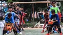 Anak-anak berlatih sepak bola di lapangan samping Banjir Kanal Barat (BKB), Jakarta, Kamis (7/1/2020). Revitalisasi jalur hijau di sepanjang aliran BKB menyulap kawasan kumuh menjadi tempat interaktif warga sekitar yang dilengkapi fasilitas bermain, seperti lapangan futsal. (Liputan6.com/Johan Tallo