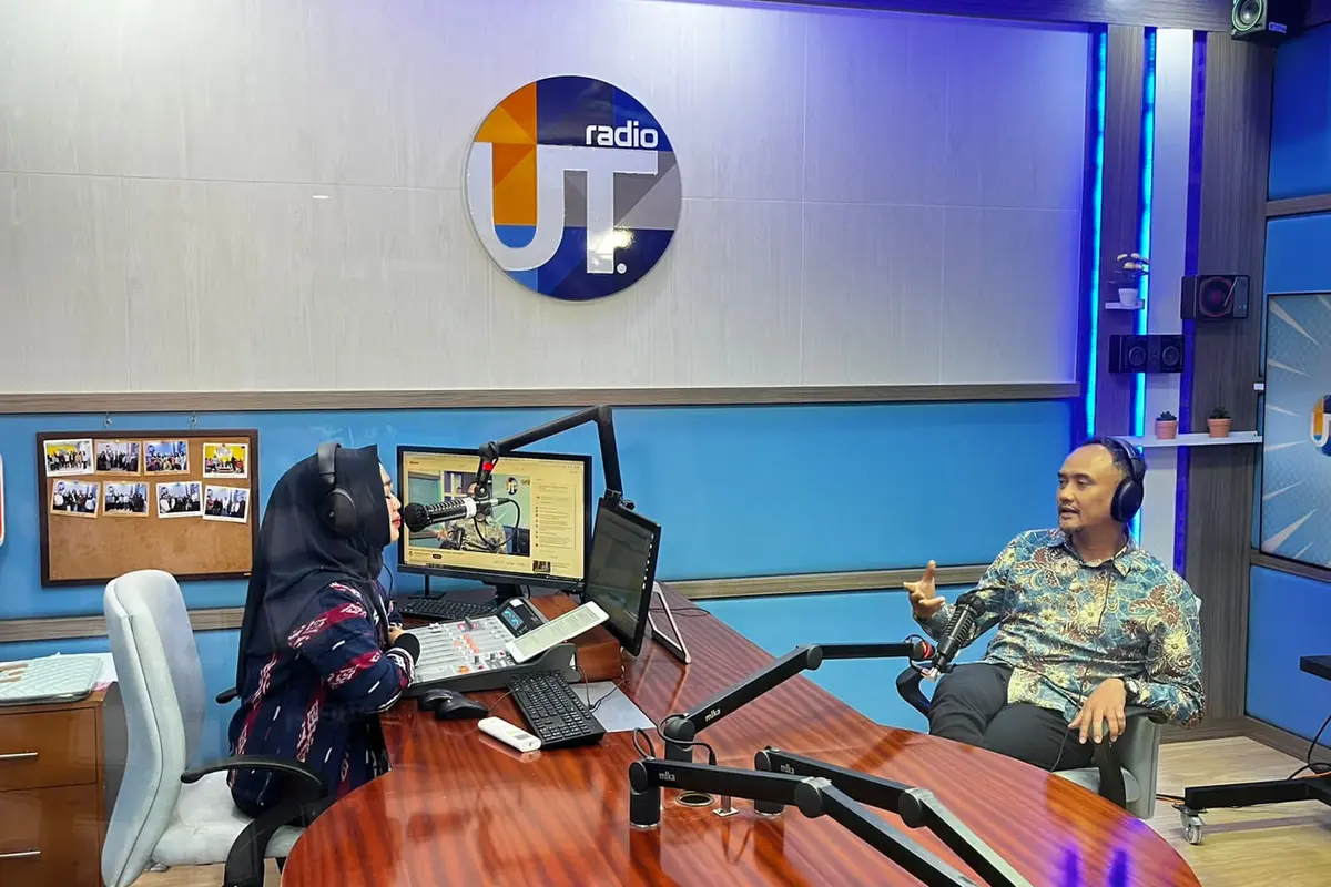 Anggota Tim Asistensi Menko Perekonomian RI, Dimas Oky Nugroho saat berkunjung ke Universitas Terbuka Radio, Kamis, 9 Februari 2023.