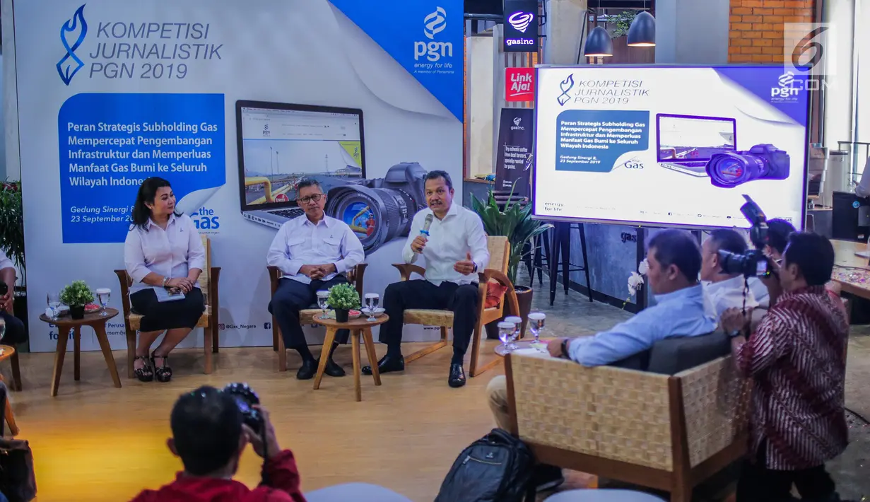 Ketua Dewan Juri Kompetisi Jurnalistik PGN 2019 Primus Dorimulu (kanan) memberi keterangan usai meresmikan peluncuran di Jakarta, Senin (23/9/2019). PGN kembali menyelenggarakaan KJPGN untuk yang keenam kalinya. (Liputan6.com/Faizal Fanani)