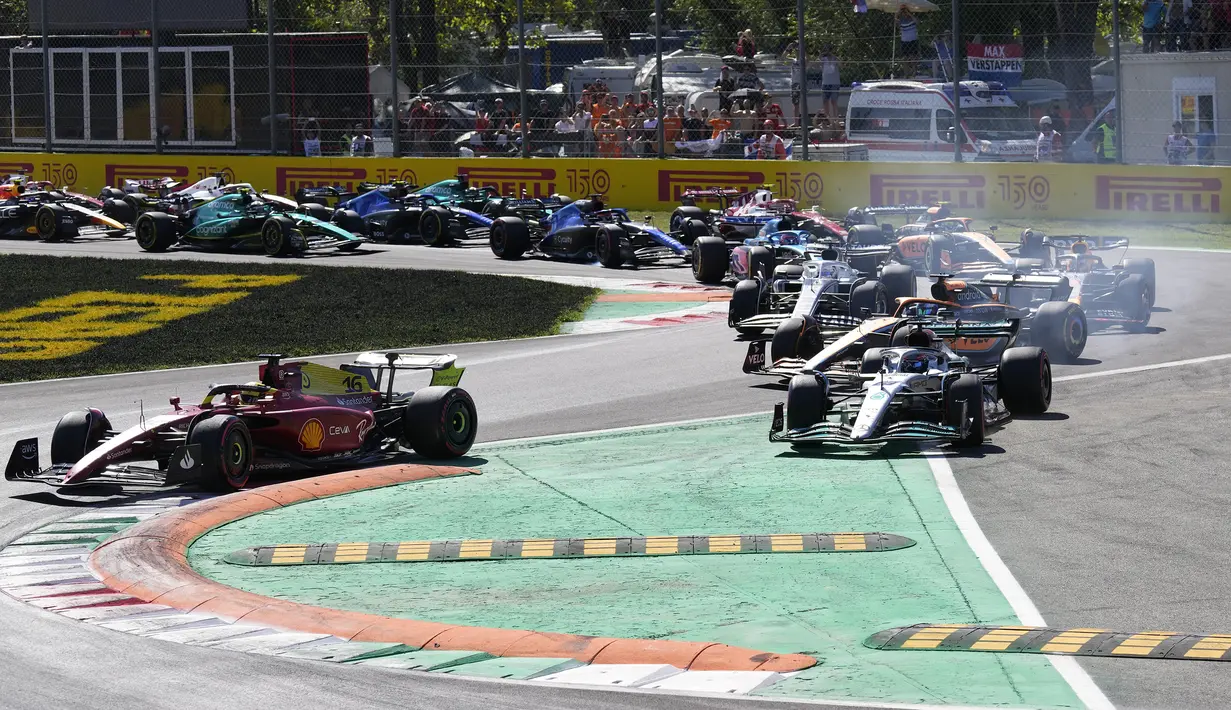 Usai start, Charles Leclerc sebagai pemegang pole position dan di klasemen umum menempati posisi runner-up di bawah Max Verstappen langsung memimpin lomba yang berlangsung dalam durasi 53 lap. (AP/Antonio Calanni)