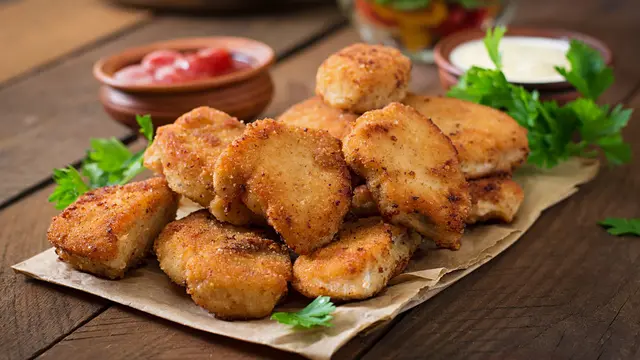 Praktis dan Lezat, Amankah Chicken Nugget sebagai Makanan Kucing?