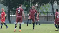 Pemain Persija, Jaimerson Da Silva Xavier (tengah) saat latihanjelang laga kedua Semifinal Zona Asia Tenggara Piala AFC 2018 di Lapangan A Kompleks GBK, Jakarta, Senin (14/5). Persija akan menjamu Home United, (15/5). (Liputan6.com/Helmi Fithriansyah)