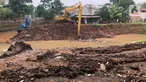 Petugas menggunakan alat berat untuk mengeruk lumpur serta memperlebar aliran Kali Krukut di kawasan Kemang, Jakarta, Selasa (10/11/2020). Pelebaran serta pengerukan tersebut bertujuan untuk memperlancar aliran air yang kerap menimbulkan banjir setiap hujan deras. (Liputan6.com/Immanuel Antonius)