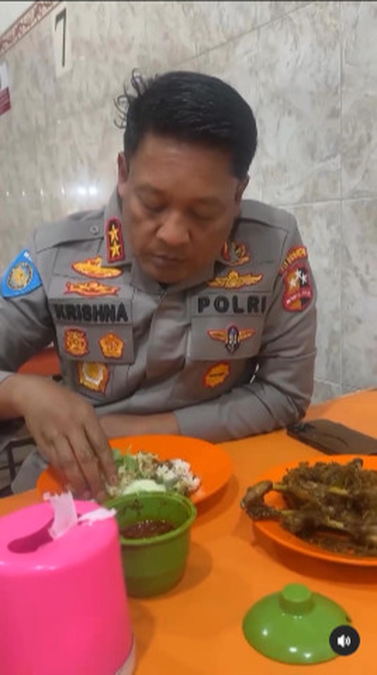 Jenderal Polisi Rela Nahan Lapar Demi Makan Menu Istimewa ini