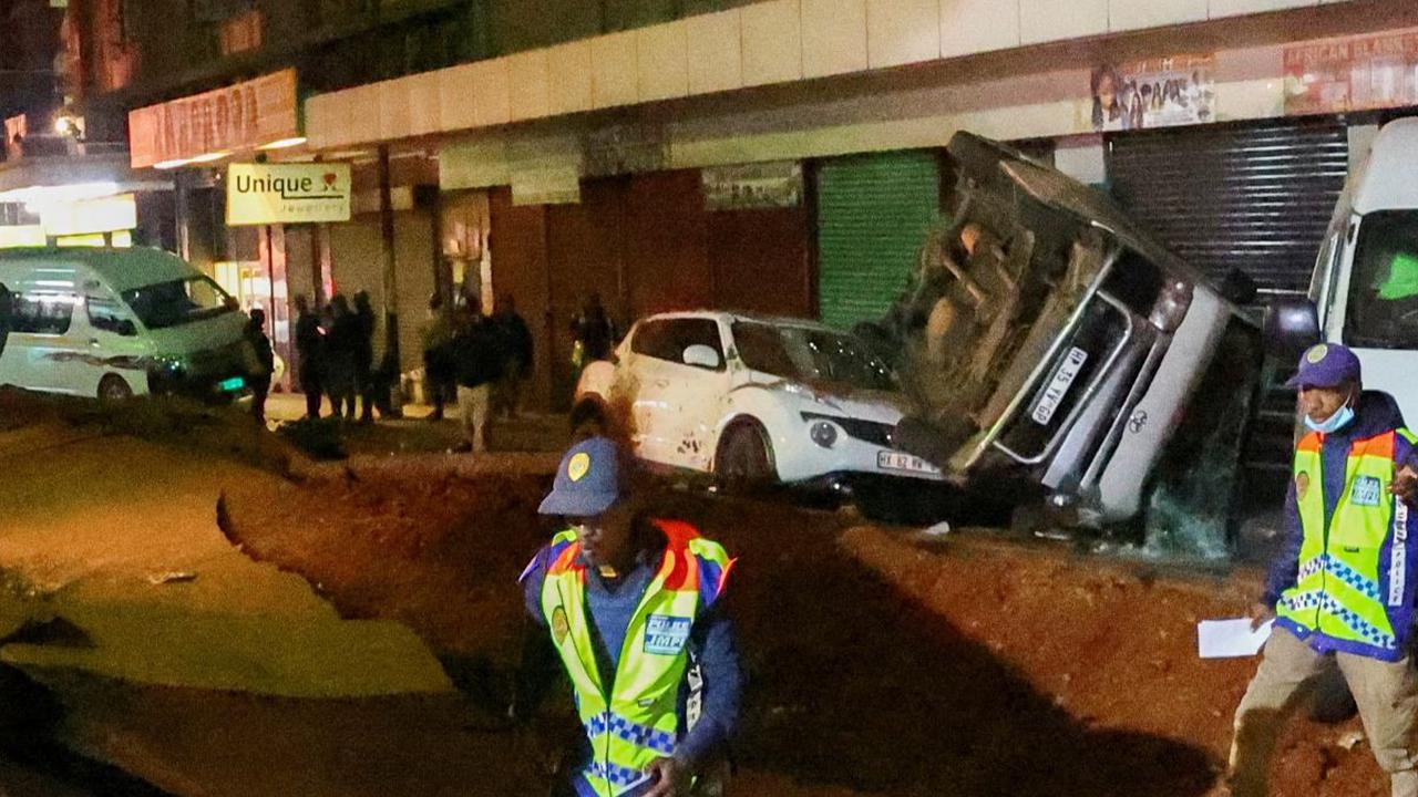 FOTO: Ngeri! Ledakan Gas Bawah Tanah di Afrika Selatan Hancurkan Jalan Raya hingga Menghempaskan Mobil-Mobil