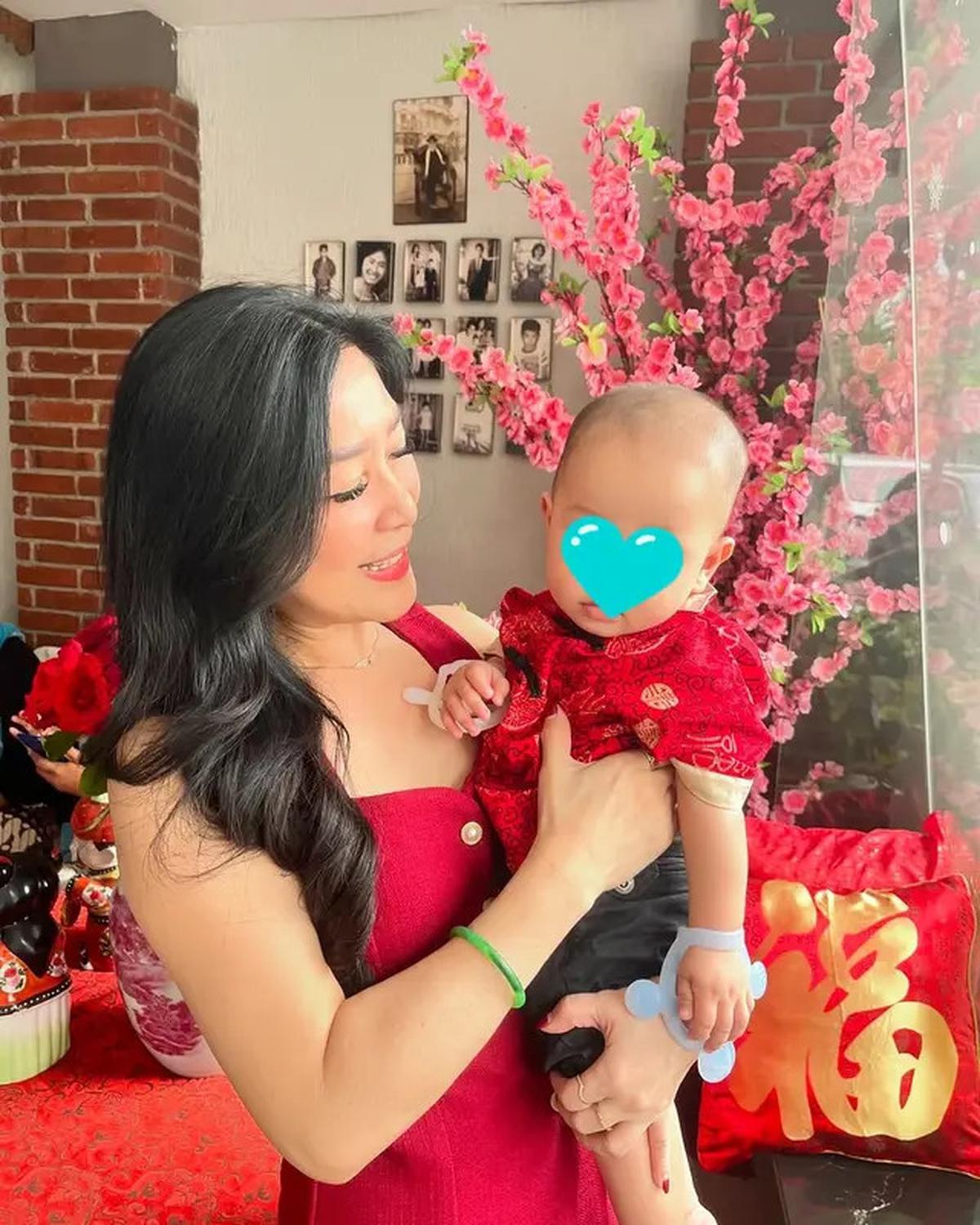 6 Potret Julie Tan Ibunda Larissa Chou Rayakan Imlek, Awet MudaGendongCucu