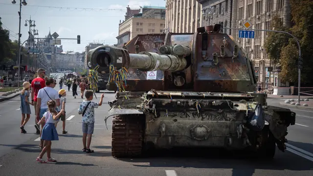 Ukraina Pamerkan Kendaraan Militer Rusia yang Hancur