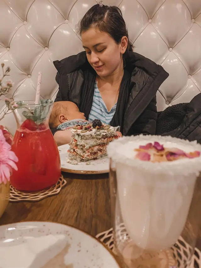 Kebobolan Hamil Anak Kedua, Ini 7 Potret Kimberly Ryder dan Suami Momong Anak