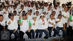 Menteri BUMN Rini Soemarno (Tengah) bersama Menteri LHK Siti Nurbaya (Kanan), Gubernur Jawa Barat Ahmad Heryawan (Kiri) berfoto dengan peserta dari jajaran direktur utama BUMN dan pejabat kementerian terkait Cikampek, Sabtu (26/03). (Biro Humas KLHK/tbz)