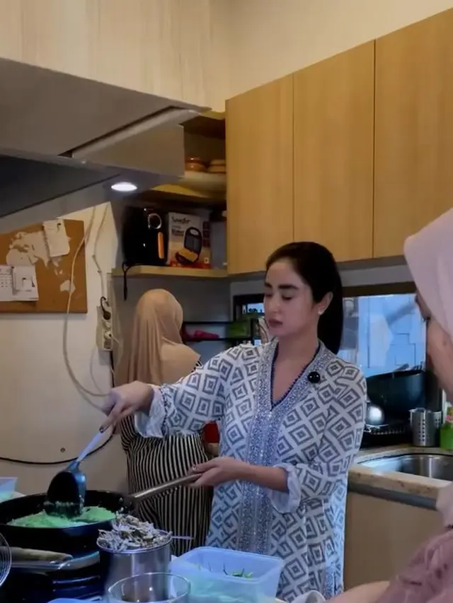 Dapur dan Ruang Makan Rumah Dewi Perssik