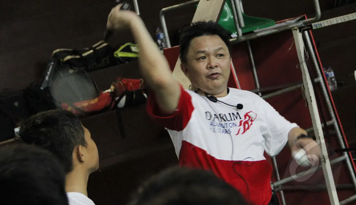 Lius Pongoh (Juara Indonesia Terbuka 1984) sedang memberikan Coaching Clinic kepada Atlet Muda di Gor ASA Cilegon, Banten, Sabtu (14/3/2015). Kegiatan ini sebagai pemasalan bulutangkis keseluruh Indonesia. (Liputan6.com/Helmi Afandi)
