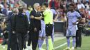 Pelatih Real Madrid, Carlo Ancelotti berbicara dengan wasit Ricardo De Burgos Bengoetxea setelah Vinicius Junior mendapatkan kartu merah pada laga pekan ke-35 Liga Spanyol 2022/2023 di Mestalla Stadium, Valencia, Senin (22/5/2023) dini hari WIB. (AP Photo/Alberto Saiz)