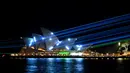 Gedung ini diterangi pertunjukan cahaya yang dibuat oleh seniman audio-visual Australia Robin Fox. (Saeed KHAN / AFP)