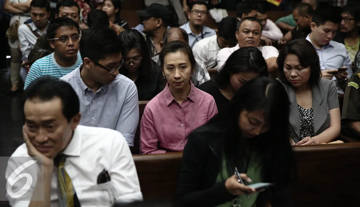 Sejumlah keluarga Terdakwa Jessica Kumala Wongso saat menghadiri sidang perdana di PN Jakarta Pusat, Rabu (15/6). Dalam Sidang ini Jessica mengajukan eksepsi atau keberatan kepada majelis hakim. (Liputan6.com/Faizal Fanani)