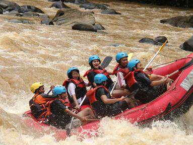 Arung Jeram bersama Riam Jeram dan Bintang.com di Sungai Cicatih, Sukabumi, Sabtu (12/12/2015). (Riam Jeram)