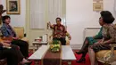 Presiden Joko Widodo menemui Pansel KPK di Istana Negara, Jakarta, Jakarta, Senin (25/5/2015). Ini kali pertama Pansel menghadap Presiden usai diumumkan 20 Mei lalu. (Liputan6.com/Faizal Fanani)