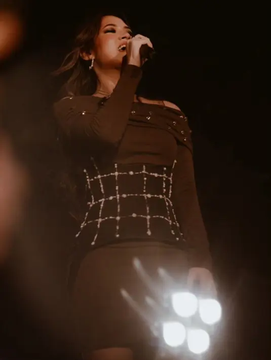 Ibu satu anak ini meramaikan kemeriahan HUT ke-79 RI dengan bernyanyi di atas panggung [@raisa6690]