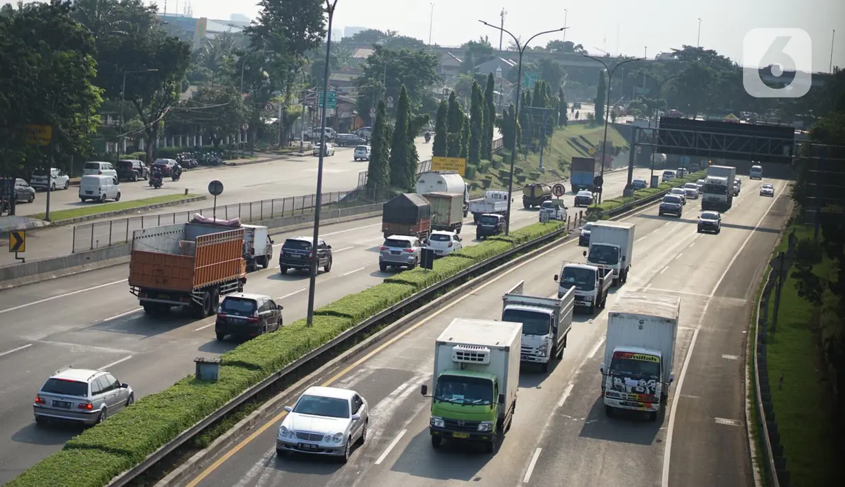 Kendaraan melintasi ruas jalan tol di Jakarta, Selasa (19/5/2020). PT Jasa Marga (Persero) Tbk memprediksi volume lalu lintas selama Lebaran akan mengalami penurunan signifikan sebesar 62,5 persen untuk pra Idul Fitri akibat larangan mudik selama pandemi COVID-19. (Liputan6.com/Immanuel Antonius)