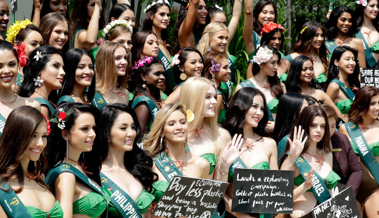 Kontestan Miss Earth 2019 berpose dalam balutan baju renang dengan pesan mereka untuk menyelamatkan Mother Earth saat sesi media di Manila, Rabu (2/10/2019). Malam final kontes Miss Earth 2019 ini akan digelar pada 26 Oktober mendatang di Filipina. (AP/Bullit Marquez)