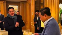 Momen Prabowo Beri Kejutan Ulang Tahun Seskab Teddy Indra Wijaya di Paris