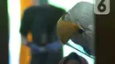 Tim medis Puskesmas Kecamatan Pulogadung melakukan swab tes (usap tes) pedagang pasar Burung Cipinang Kebembem, Jakarta, Jumat (19/6/2020). Sebanyak 82 orang yang mengikuti pemeriksaan swab tes dilakukan untuk memutus rantai penularan virus Corona (COVID-19). (merdeka.com/Imam Buhori)